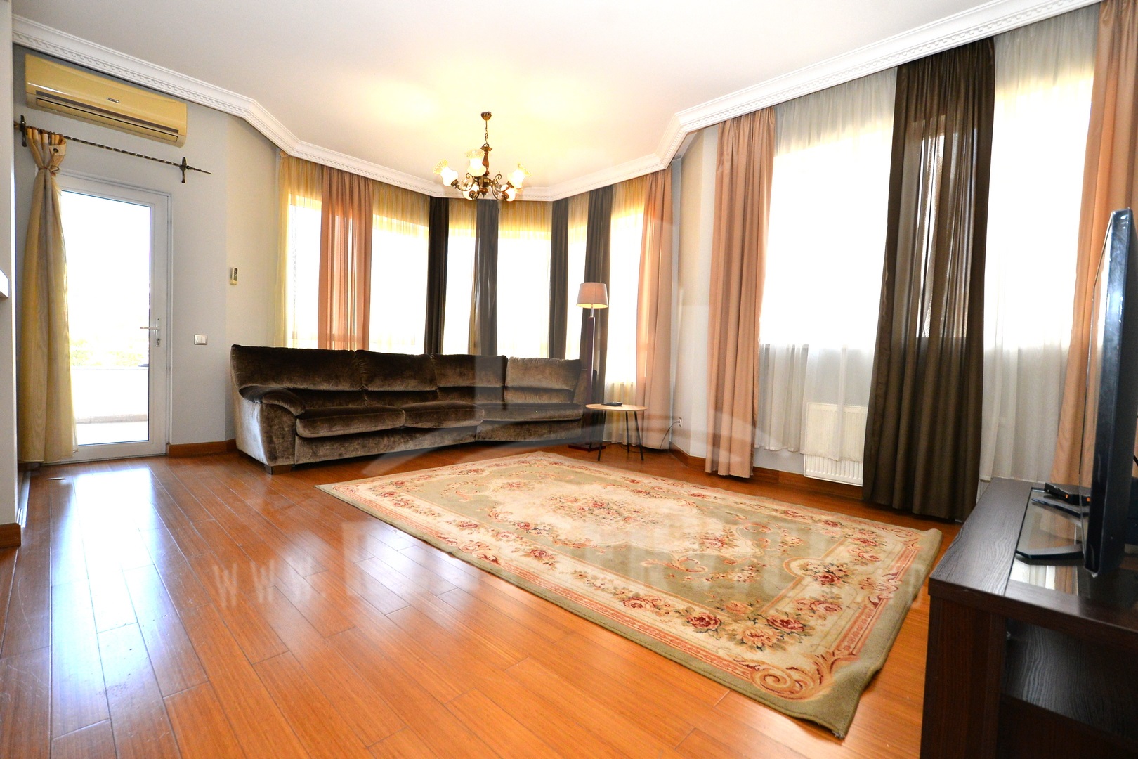 306_apartment_front.JPG